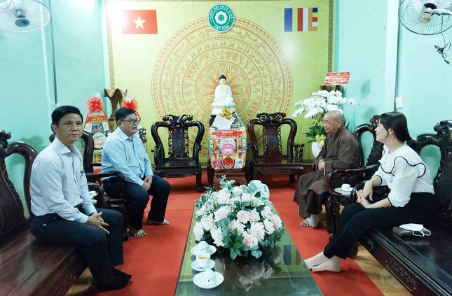 Đoàn Ủy ban MTTQVN TP.HCM chúc mừng Phật đản Phật lịch 2566 đến Phật giáo huyện Củ Chi chiều 10-5 - Ảnh: VP