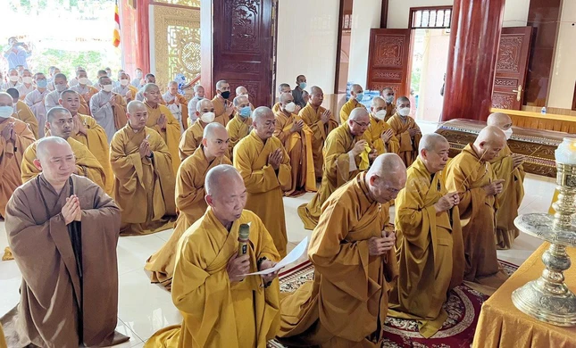 Chư tôn đức thực hiện khóa lễ niêm hương bạch Phật