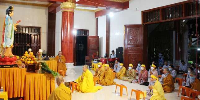 Khóa lễ buổi tối, sau khi nhập kim quan