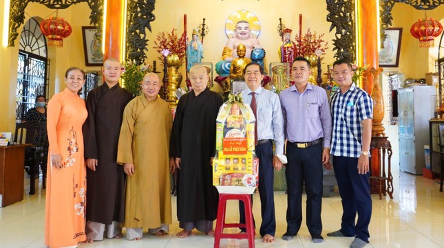 Ông Sử Ngọc Anh tặng quà chúc mừng Phật đản đến Hòa Thượng Thích Nhật Lang, Chứng minh Ban Trị sự GHPGVN quận Gò Vấp - Ảnh: Lê Lâm