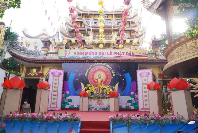 Lễ đài Phật đản chùa Quảng Đức (quận 12)