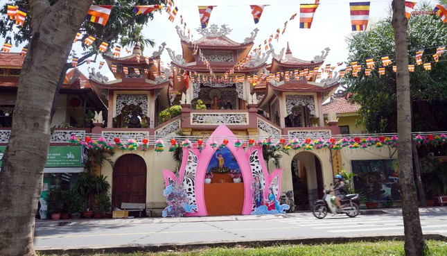 Tôn tượng Phật đản sanh trước chùa Hải Đức trên đường Trường Sa (quận Phú Nhuận)