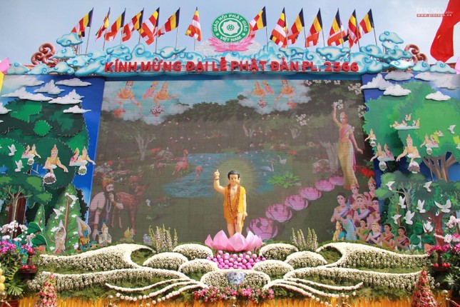 Lễ đài Phật đản tại Việt Nam Quốc Tự