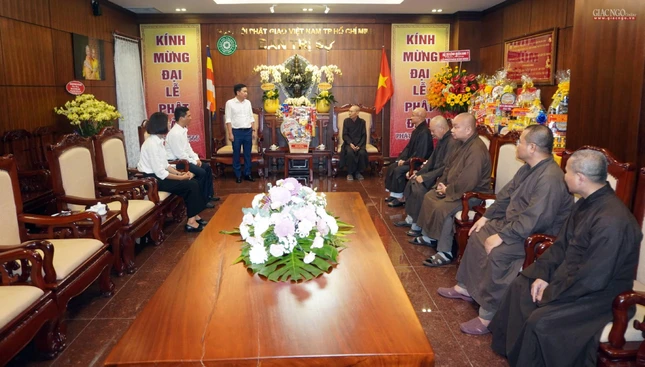 Công an TP.HCM thăm, chúc mừng Phật đản đến Ban Trị sự GHPGVN TP.HCM Công an TP.HCM thăm, chúc mừng Phật đản đến Ban Trị sự GHPGVN TP.HCM