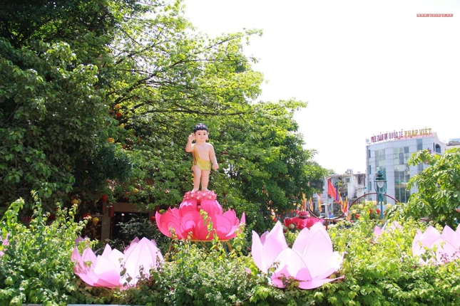 Phật đản sanh trước đường Lê Văn Sỹ và Trường Sa