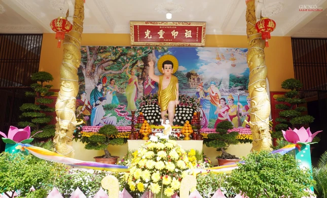 "Xinh tốt như hoa sen / Rạng ngời như bắc đẩu / Xin quay về nương náu / Bậc thầy của Nhân, Thiên"