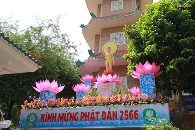 Lễ đài Phật đản tại chùa Xá Lợi (quận 3) do Gia đình Phật tử Xá Lợi thiết trí kính mừng Đại lễ Phật đản Phật lịch 2566