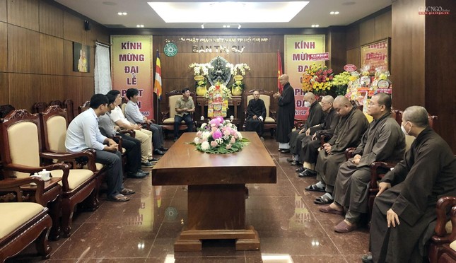 Công an quận 10 chúc mừng lễ Phật đản sáng 11-5 - Ảnh:VP