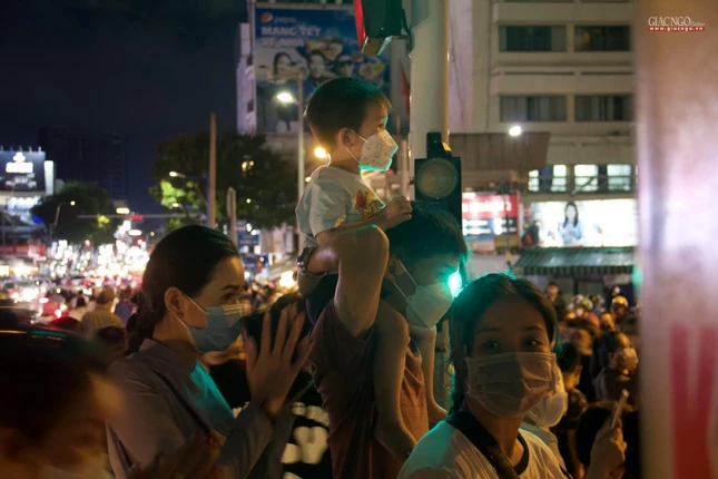 Phật tử không vào chùa được đã đứng bên ngoài lễ Phật - Ảnh: Bá Nam