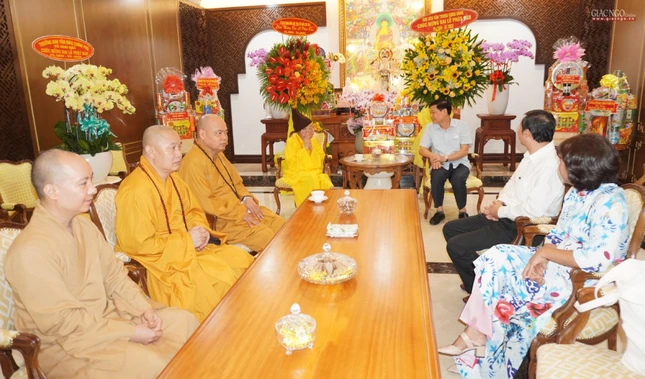 Ông Đỗ Văn Phớn chúc mừng Phật đản đến Trưởng lão Hòa thượng Thích Đức Nghiệp, cùng chư tôn đức chùa Vĩnh Nghiêm