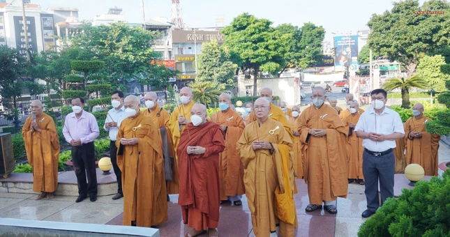 Chư tôn đức, chính quyền dâng hương tưởng niệm tại Đài tưởng niệm quận Gò Vấp sáng 13-5