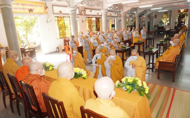 Chư Ni cầu giáo giới từ đại Tăng