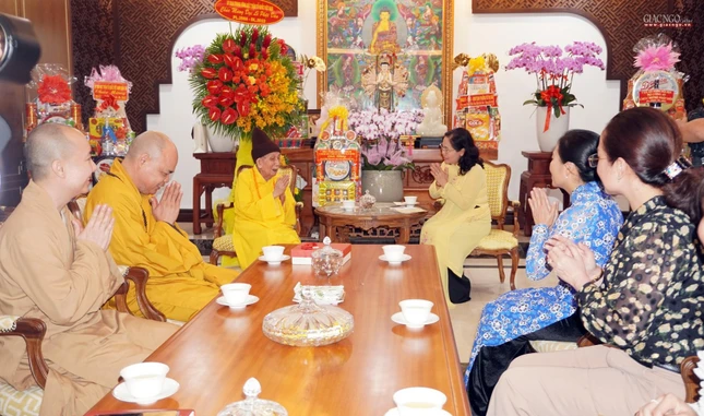 Trưởng lão Hòa thượng Thích Đức Nghiệp cảm ơn đoàn lãnh đạo Thành phố đến chúc mừng Phật đản