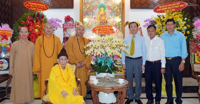 Trưởng lão Hòa Thượng Thích Đức Nghiệp, Thượng tọa Thích Thanh Phong, trụ trì chùa Vĩnh Nghiêm, cùng chư tôn đức đón tiếp đoàn Ban Tôn giáo Chính phủ sáng 13-5