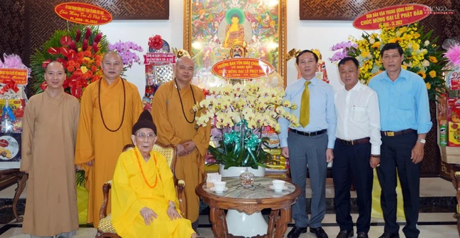 Trưởng lão Hòa Thượng Thích Đức Nghiệp, Thượng tọa Thích Thanh Phong, trụ trì chùa Vĩnh Nghiêm, cùng chư tôn đức đón tiếp đoàn Ban Tôn giáo Chính phủ sáng 13-5