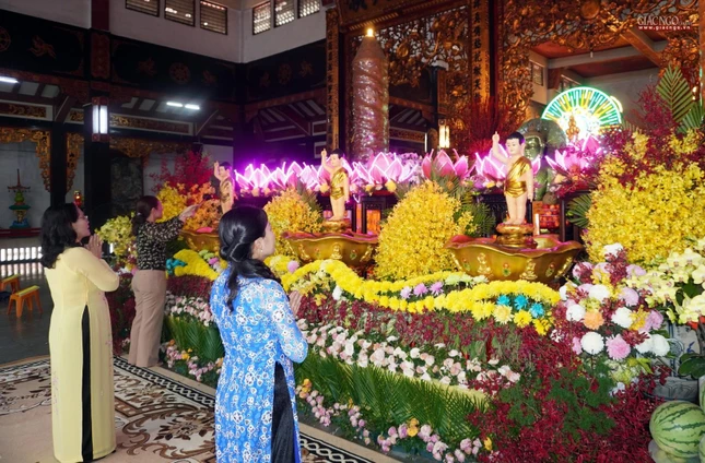 Đoàn lễ Phật tại chùa Vĩnh Nghiêm