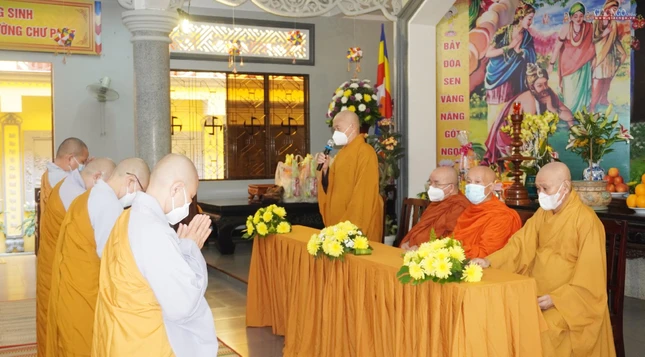 Hòa thượng Thích Nhật Lang thay mặt đại Tăng giáo giới