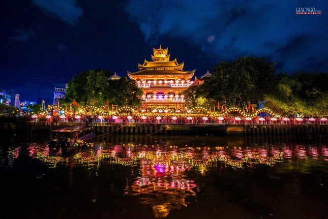 Lung linh đêm hoa đăng