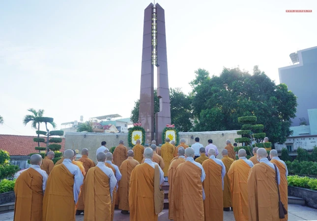 Tưởng niệm các anh hùng liệt sĩ đã hy sinh vì độc lập tự do cho dân tộc