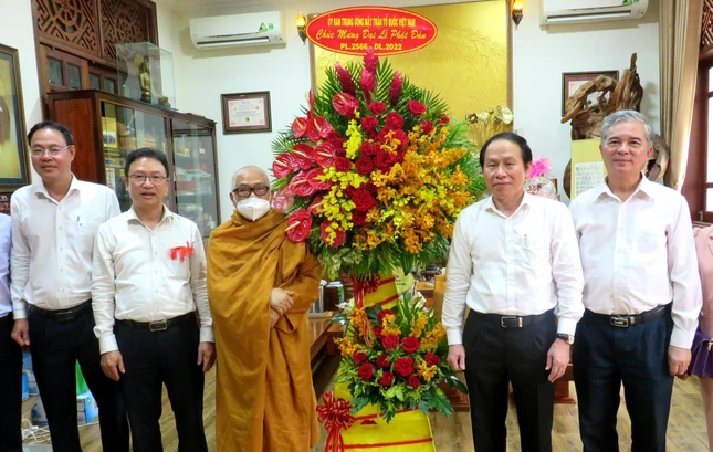 Đoàn vấn an sức khỏe và chúc mừng Phật đản đến Hòa thượng Thích Giác Toàn - Ảnh: Minh Nghĩa