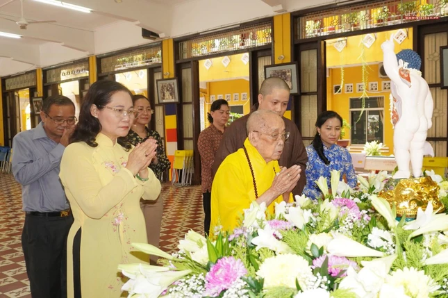 Lễ Phật tại chùa Xá Lợi