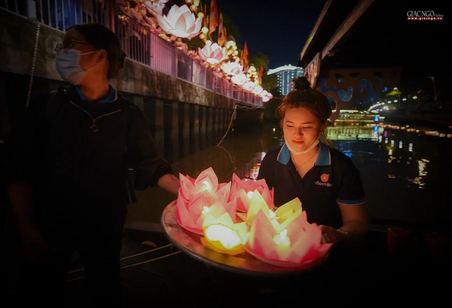 Chùa Pháp Hoa bắt đầu tổ chức lễ hội hoa đăng kính mừng và tri ân ngày khánh đản từ năm 2006