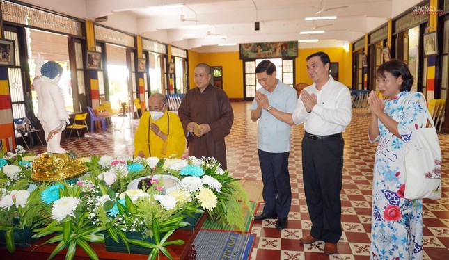 Trưởng lão Hòa thượng Thích Hiển Tu hướng dẫn đoàn làm lễ Tắm Phật