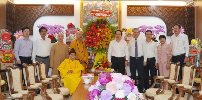 Phái đoàn lãnh đạo MTTQVN chúc mừng Phật đản tại chùa Vĩnh Nghiêm