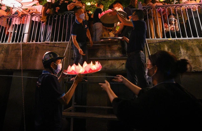 Phật tử hỗ trợ thả hoa đăng