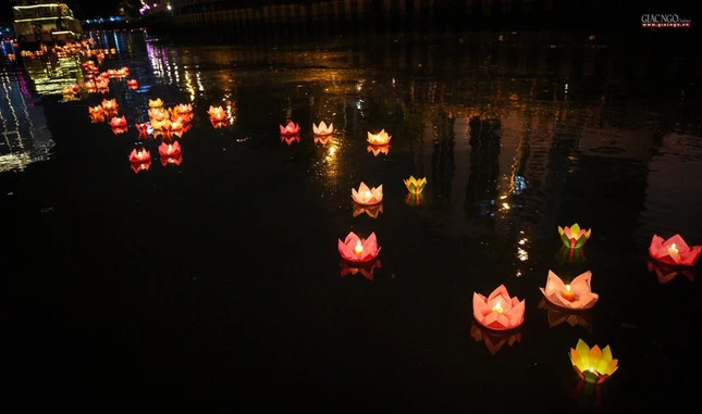 "Biển đèn bao phủ Pháp Hoa / Muôn phương ánh sáng tràn về tâm không / Một ngọn là một tấm lòng / Bóng Như Lai tỏa khắp cùng 10 phương"