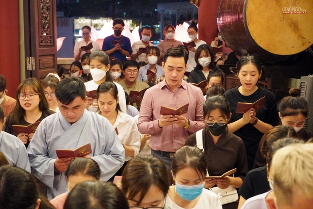 Thành kính trong từng lời kinh Chuyển Pháp luân