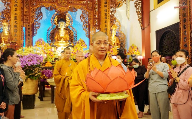 Nến truyền nến tâm truyền tâm, cùng lắng đọng tâm tư gửi trọn lòng thành kính lên đấng Từ Phụ Thích Ca Mâu Ni Phật