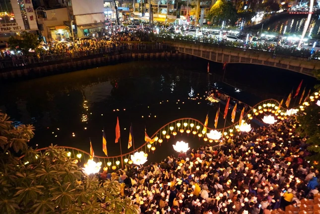 Hơn 6.000 hoa đăng được chùa Pháp Hoa chuẩn bị cho đêm tri ân ngày Khánh đản