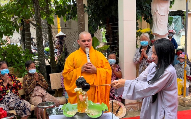 Đại đức Thích Huệ Đạo hướng dẫn Phật tử Tắm Phật