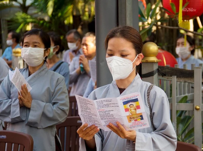 Phật tử về chùa Kính mừng Đại lễ Phật đản