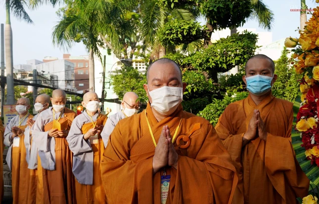 Thượng tọa Thích Thiện Bửu, Trưởng ban Trị sự GHPGVN quận 3 trang nghiêm trong thời kinh cúng dường Phật đản Thượng tọa Thích Thiện Bửu, Trưởng ban Trị sự GHPGVN quận 3 trang nghiêm trong thời kinh cúng dường Phật đản