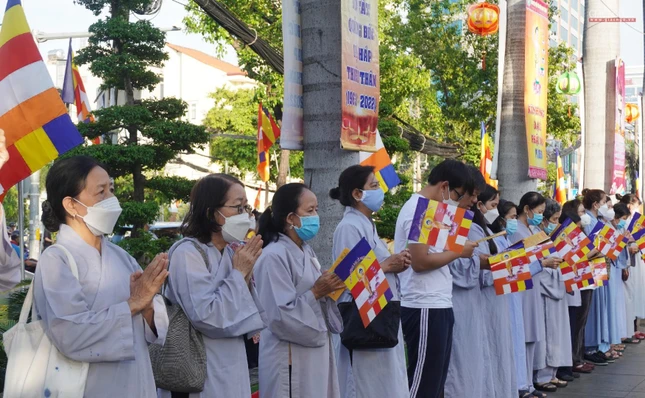 Phật tử các tự viện quận 3 cùng về Công viên Tượng đài Bồ-tát Thích Quảng Đức tham dự lễ Phật tử các tự viện quận 3 cùng về Công viên Tượng đài Bồ-tát Thích Quảng Đức tham dự lễ