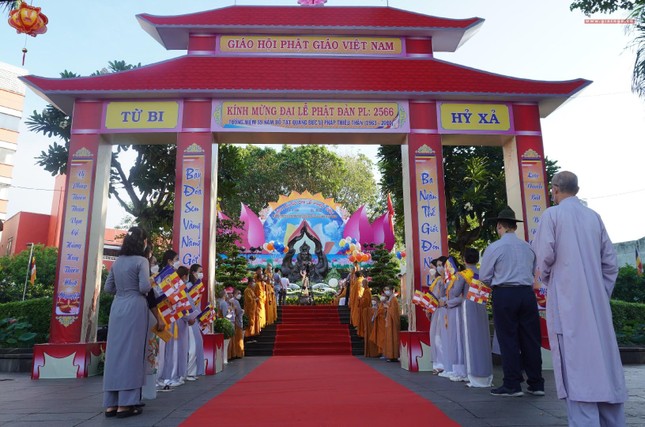 Phật tử vui mừng tham dự lễ Phật đản, sau 2 năm tạm ngưng tổ chức tập trung do ảnh hưởng của dịch bệnh Covid-19 Phật tử vui mừng tham dự lễ Phật đản, sau 2 năm tạm ngưng tổ chức tập trung do ảnh hưởng của dịch bệnh Covid-19