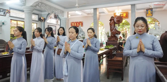 Gia đình Phật tử Kỳ Quang dâng hoa kính mừng Phật đản tại lễ đài chính và đồng tụng thời kinh Khánh đản cúng dường