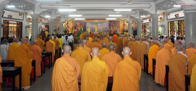 "Nguyện đem công đức này / Hướng về khắp tất cả / Đệ tử và chúng sanh / Đều trọn thành Phật đạo"