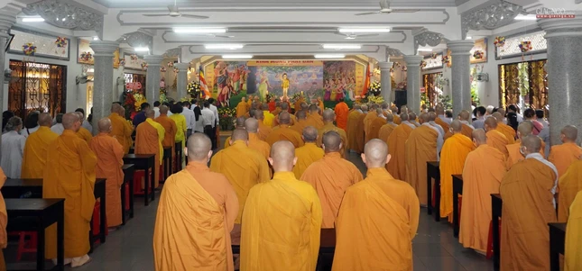 "Nguyện đem công đức này / Hướng về khắp tất cả / Đệ tử và chúng sanh / Đều trọn thành Phật đạo"