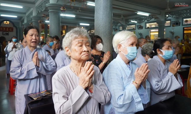 Phật tử về chùa dự lễ