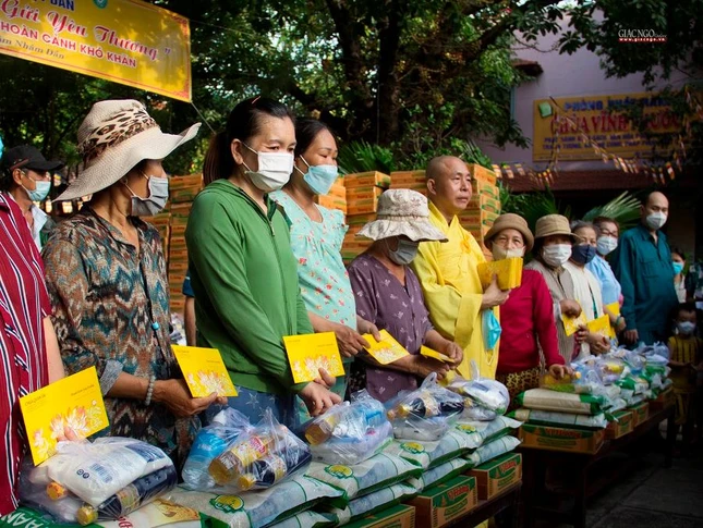 Tặng quà từ thiện đến bà con khó khăn quận 12 - Kính mừng Phật đản Phật lịch 2566