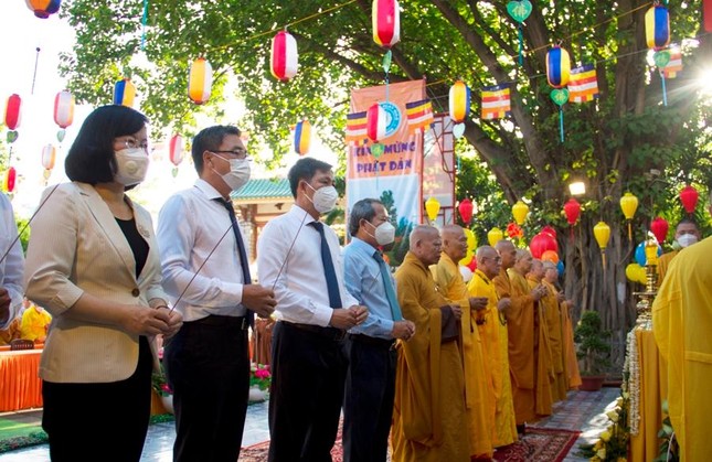 Đại diện chính quyền dâng hương