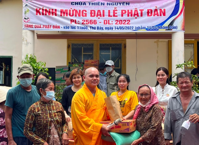 Tặng quà đến bà con