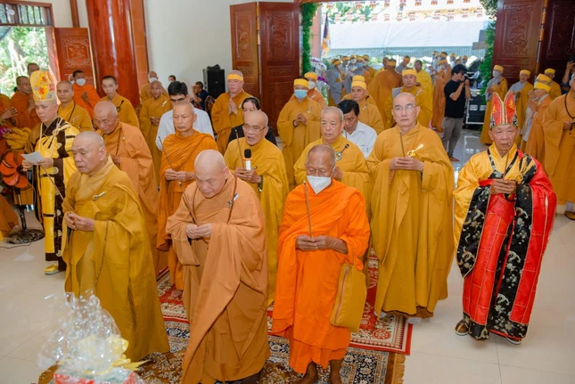 Chư tôn đức niêm hương tưởng niệm