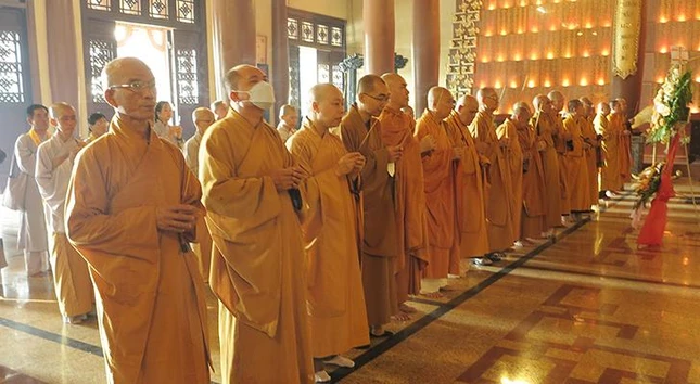 Dâng hương tưởng niệm nhân Đại lễ Phật đản Phật lịch 2566