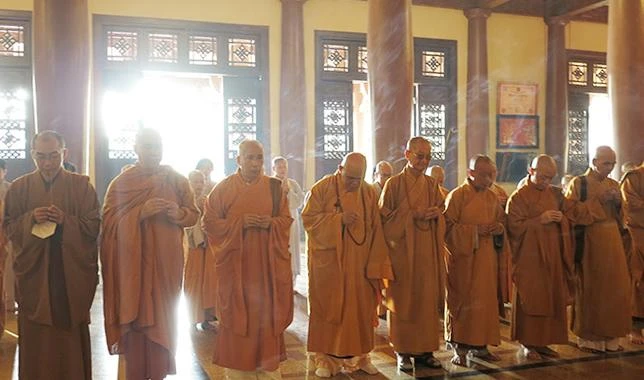 Dâng hương tưởng niệm