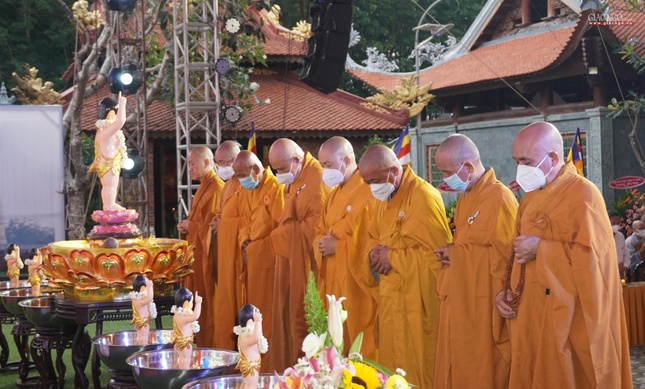 Niệm Phật cầu gia hộ, cử Quốc kỳ, Đạo kỳ, và phút nhập từ bi quán