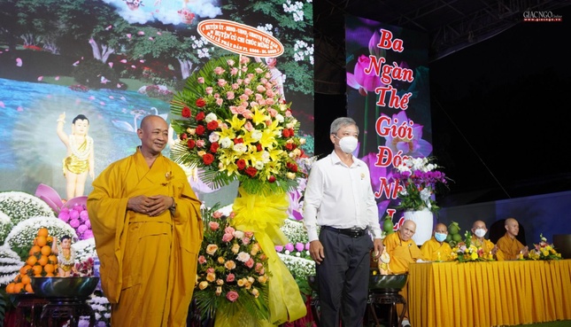 Lẵng hoa chúc mừng của chính quyền huyện Củ Chi